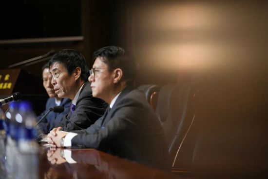 照片中安娜;德;阿玛斯的装扮与梦露所差无几，金发、粉肌、红唇，微阖的双眼，还有嘴角上方镶着一颗销魂痣